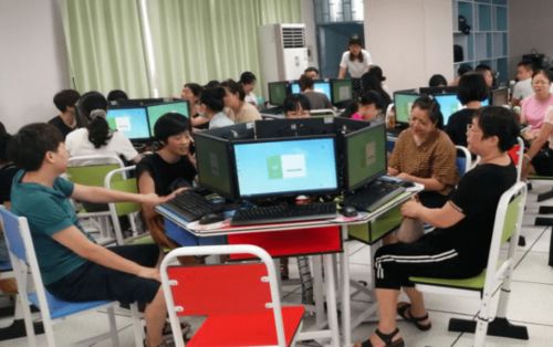 提升信息技術(shù) 助力專業(yè)成長——教師校本培訓(xùn)之希沃課件制作與使用專題研修